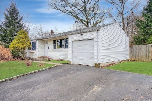 48 Thorney Ave, Huntington Station, NY 11746-3253