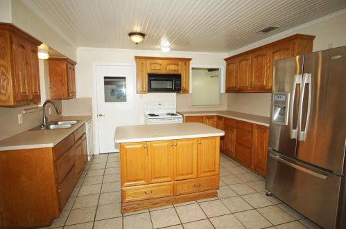 137 Springtide Dr, Burleson TX  76028-5243 exterior