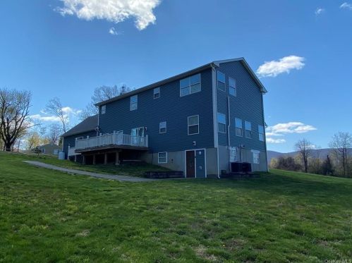 225 Bedford Ln, Fishkill, NY 12524-2803