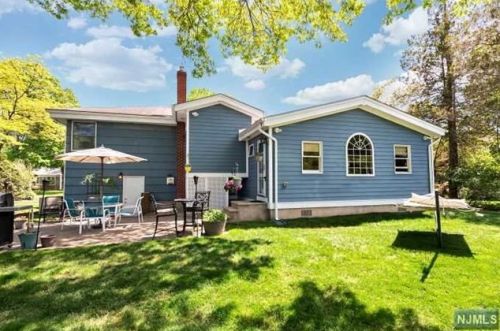 27 Kohring Cir, Harrington Park, NJ 07640-1919