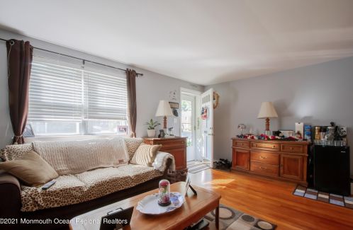 27 Manor Dr, Tinton Falls, NJ 07712-2568