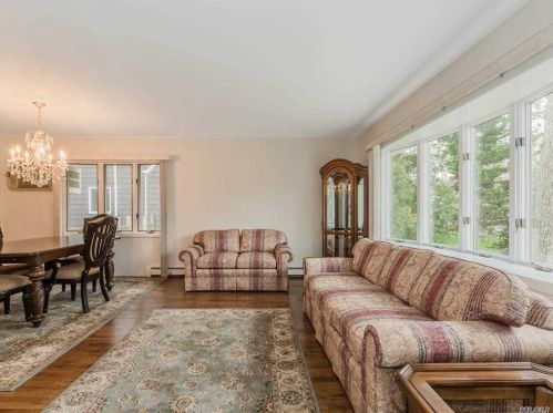 22 Kalmia St, Elwood, NY 11731-1213
