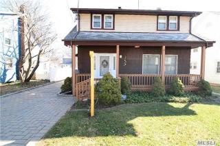 1244 Grand St, Westbury, NY 11590-3032