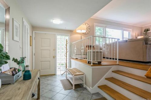 33 Hancock Pl, Thornwood, NY 10594-1325