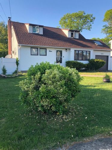 3 3rd St, Holbrook, NY 11741-1706