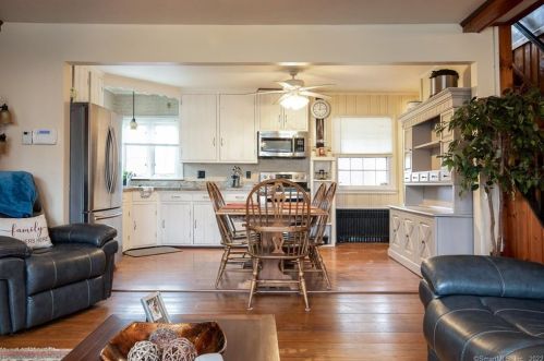 64 Sunset St, United States Coast Guard Ac, CT 06320-3327