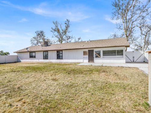 855 Mount Whitney Ave, Laton CA  93242-9724 exterior