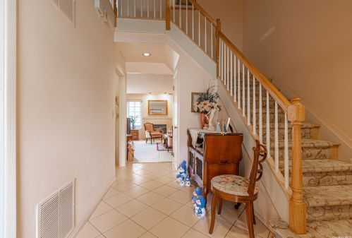 8 Cedar Ridge Ln, Bayshore, NY 11706-8842