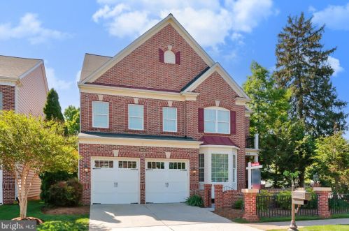 5815 Falls Gate Ct, Falls Church, VA 22041-1667