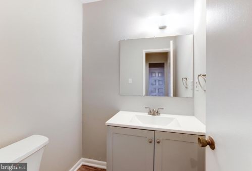 2053 Headlands Cir, Herndon VA  20191-3642 exterior