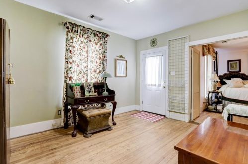 413 2nd St, Sealy, TX 77474-2226