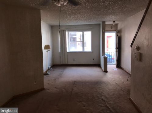 1122 Mercy St, Philadelphia, PA 19148-5520