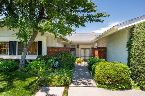 17711 Corinthian Dr, Van Nuys, CA 91316-3704
