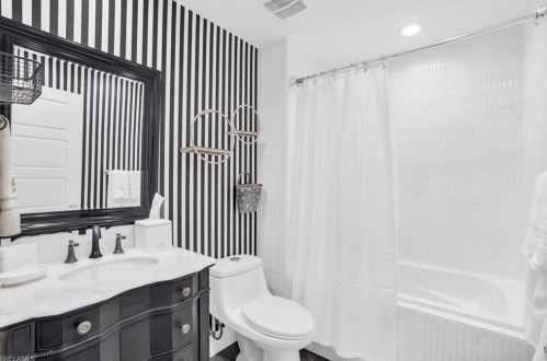 1905 Imperial Golf Course Blvd, Naples FL  34110-1007 exterior