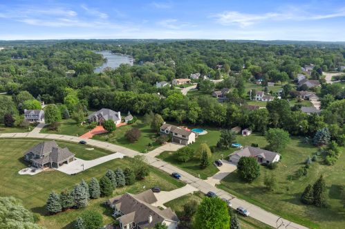 4958 Bayfield Dr, Waterford WI  53185-3376 exterior