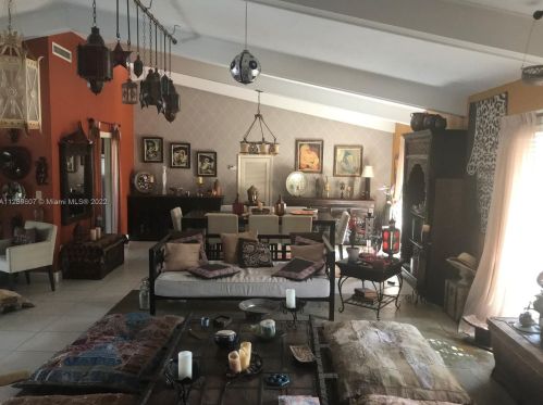 19510 Oakmont Dr, Hialeah FL  33015-2010 exterior