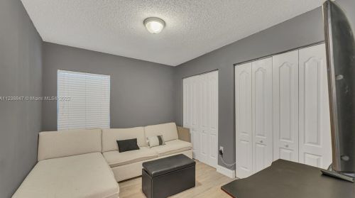 7948 196 Ter, Hialeah FL  33015-6357 exterior