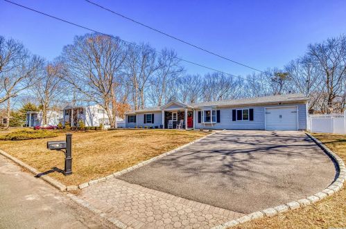31 Autumn Dr, Mount Sinai, NY 11766-2302