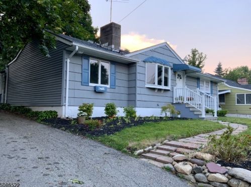 17 Highland Ave, West Milford Lakes, NJ 07480-3856