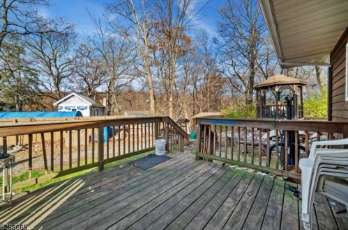 10 Poplar Grove Ter, West Milford NJ  07480-4006 exterior