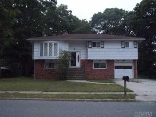 40 Madison Ave, Amityville, NY 11701-1826