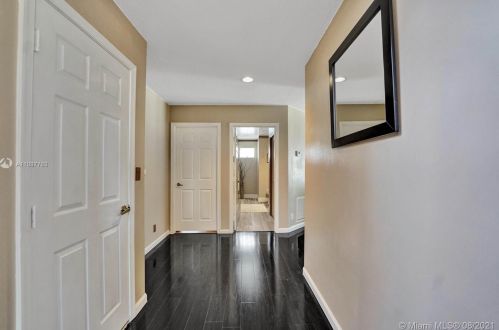 955 203rd Ave, Hollywood FL  33029-3440 exterior