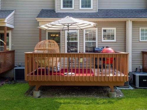 248 Crestwood Ct, Fishkill NY  12524-3312 exterior