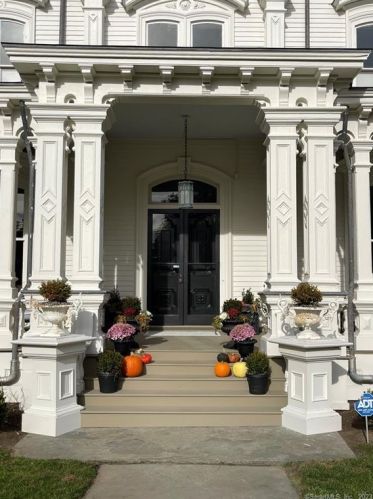 658 Pequot Ave, Southport CT  06890-1328 exterior