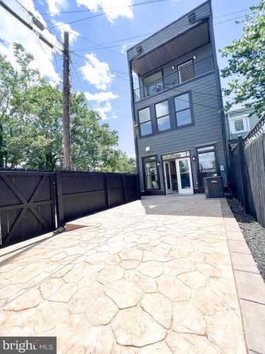 1010 15th St, Washington DC  20003-3213 exterior