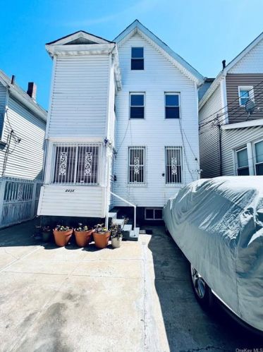 4438 Carpenter Ave, Bronx, NY 10470-1418