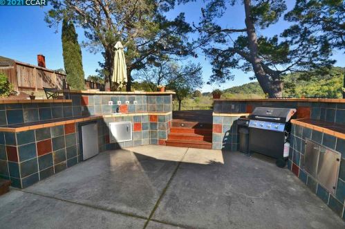 2480 Ln Canada Ct, Pinole CA exterior