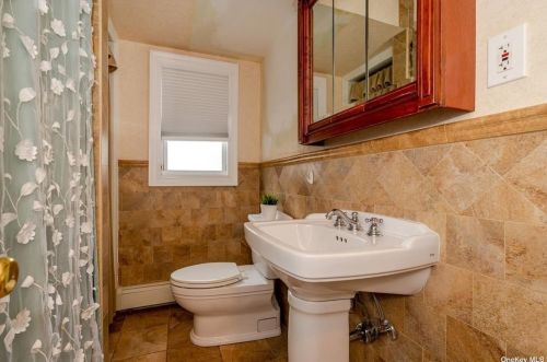 372 5 St, North Lindenhurst NY 11757-1149 exterior