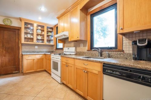 24 Rockridge Rd, Mount Vernon, NY 10552-1208