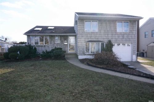 3580 Centerview Ave, North Wantagh, NY 11793-2712