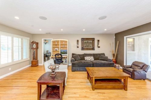 1740 Hickory Ave, Torrance CA 90503-7219 exterior