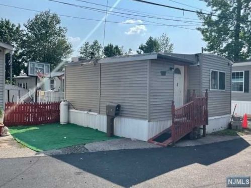 8 3rd St, Moonachie, NJ 07074-1840