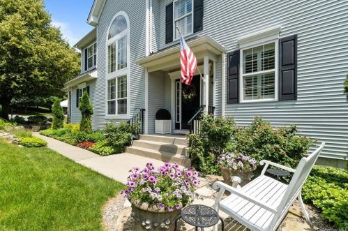 7 Holly Ct, Tuxedo Park, NY 10987-4816