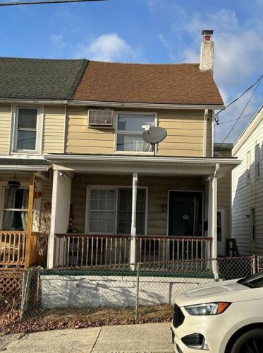 17 Phillips St, Coaldale, PA 18218-1527
