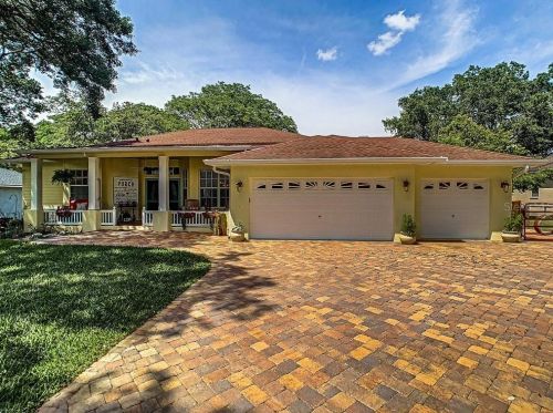 10306 Shalimar Wood Dr, Thonotosassa, FL 33592-2768