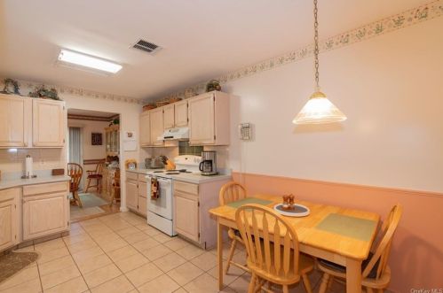 9 Deer Xing Dr, Fishkill NY  12524-1365 exterior