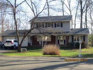 7 Bayberry Dr, Airmont, NY 10901-4301