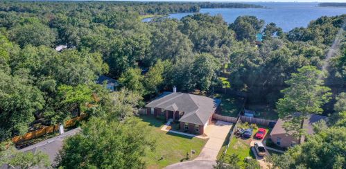 87 Oakplace Rd, Freeport, FL 32439-6112