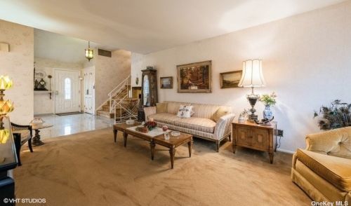 76 Shelbourne Ln, New Hyde Park NY  11040-1044 exterior