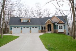 2805 Woodland Dr, Le Claire, IA 52753