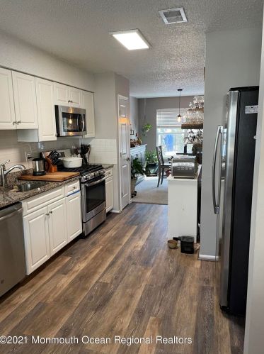 1403 Gardenia Dr, Bricktown, NJ 08724-0720