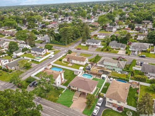 452 Outlook Ave, Babylon NY  11704-4312 exterior