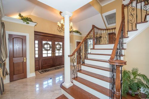 10 Magoun Rd, West Islip, NY 11795-5217