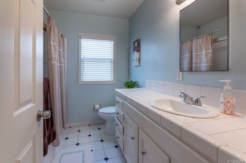 6028 Dunrobin Ave, Lakewood CA  90713-1034 exterior