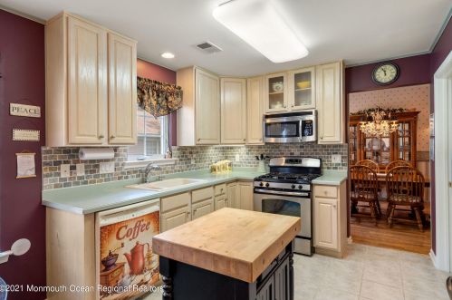 28 Winding River Rd, Lakewood NJ  08701-5733 exterior