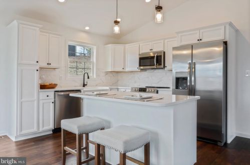 1198 Happy Ridge Dr, Front Royal VA  22630-5302 exterior